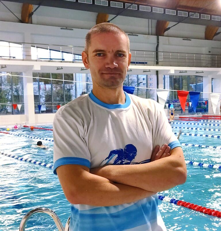тренер по плаванию